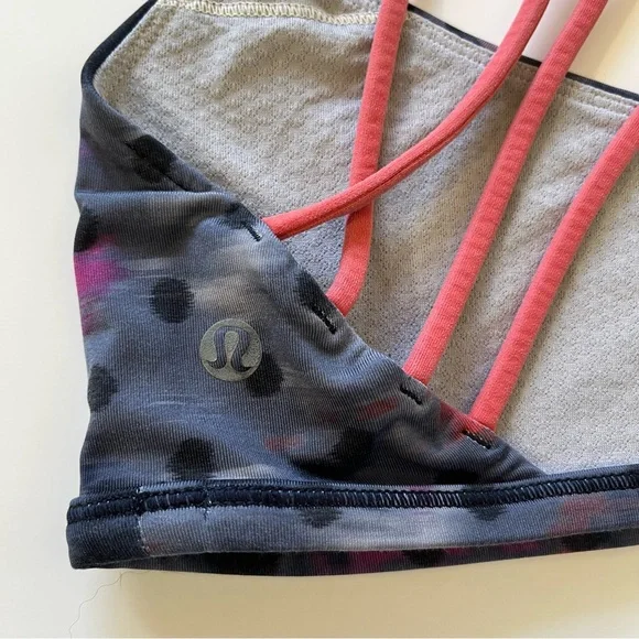 LuluLemon Free to be Wild | size 4 - Picture 4 of 4